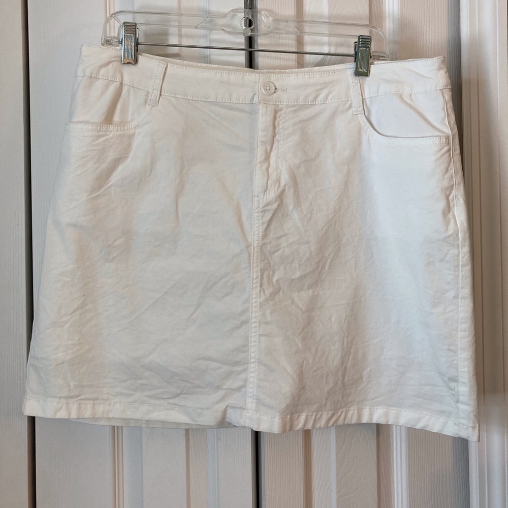 St. John’s Bay White Short Size 14